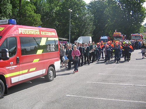 Bild vergrößern: Umzug am französischen Nationalfeiertag unter Beteiligung der Ratzeburger Feuerwehr