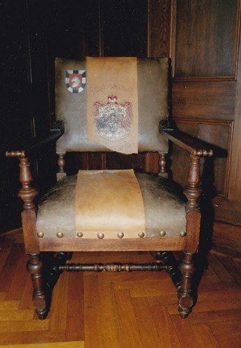 Bild vergrößern: Stuhl Otto von Bismarcks im Sitzungssaal des Alten Kreishauses - Foto: Hartwig Fischer