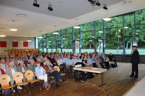 Bild vergrößern: Bürgermeister Rainer Voß begrüßt die Bürgerinnen und Bürger aus Ratzeburg, Mölln, Fredeburg, Schmilau und Ziehen zur Informationsveranstaltung (Foto: Annika Ebert)