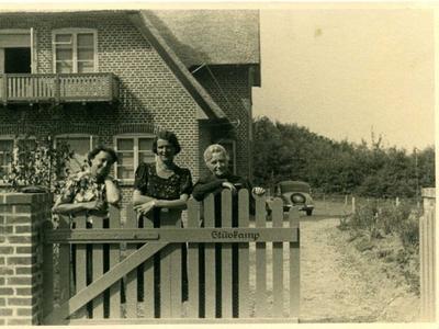 Bild vergrößern: Gertrud Philip (links) vor dem Haus ihrer Muttter Hermine (rechts) in der Lübecker Straße