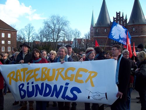 Bild vergrößern: Ratzeburger Bündnis demonstriert gegen den Aufmarsch von Rechtsextremisten in Lübeck