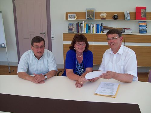 Bürgermeister Rainer Voß überreicht im Beisein von Bürgervorsteher Otffried Feußner Annegret Fenske die Bestellung zur neuen Plattdeutschbeauftragten der Stadt Ratzeburg.