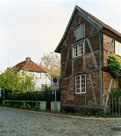 Bild vergrößern: Ein Blick auf die beiden Häuser Domhof 46 (links) und Domhof 48 (rechts)