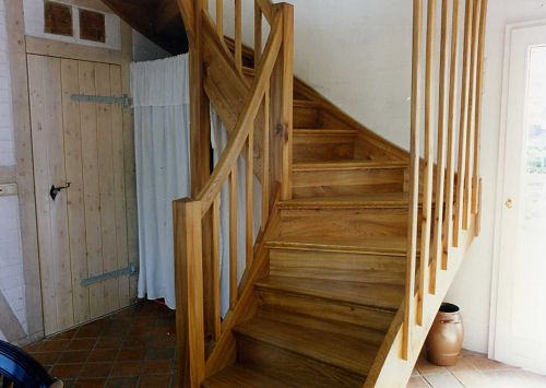 Bild vergrößern: Domhof 48: Treppe aus einheimischem Holz (Rüster / Ulme)