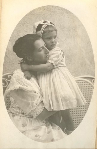Bild vergrößern: Aenee Raaz mit ihrer Tochter