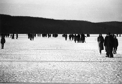 Bild vergrößern: Im Winter 1962/63 gefriert der Ratzeburger See