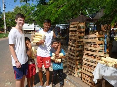 Von Ratzeburg nach Paraguay  - Bjarne Behrens (li.) berichtet über seine Freiwilligentätigkeit in Asuncion