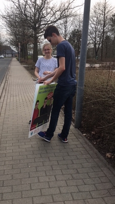 Bild vergrößern: Phoebe Wiese und Niclas Ulrich vom Ratzeburger Jugendbeirat plakatieren mit