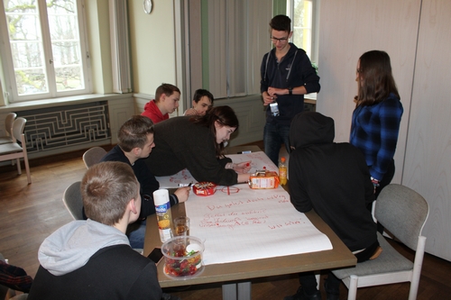 Bild vergrößern: Ratzeburger und Möllner Jugendbeiräte bereiten sich in einem gemeinsamen Workshop auf die Plakataktion vor