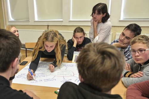 Bild vergrößern: Kinder- und Jugendliche aus Ratzeburg und Sopot diskutieren in der Aula des Gymnasiums zu Europa, zu Unterschieden und Gemeinsamkeiten