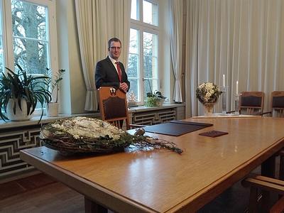 Ratzeburgs Standesbeamter Andreas Sasse im Trauzimmer des Ratzeburger Rathauses