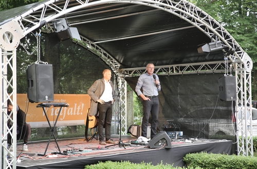 Bild vergrößern: Ratzeburgs Bürgermeister Gunnar Koech (links) und Veranstalter Jens Butz eröffneten den Musiksommer 2020 - »Musik kennt keine Rasse - nur die Harmonie der Vielfalt«.
