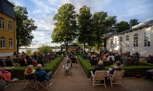 Bild vergrößern: Open-Air Musiksommer im Innenhof des Ratzeburger Rathauses