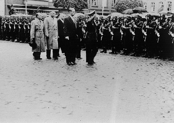 Bild vergrößern: 65 Jahre Bundesgrenzschutz / Bundespolizei in Ratzeburg - 
Der Einmarsch der ersten Hundertschaft am 15. Juni 1955