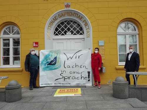 Bild vergrößern: Künstlerin Gesine Biller (Bildmitte) präsentiert zusammen mit Karl Schneider und Bürgermeister Gunnar Koech vor dem Rathaus ein Exponat der Kampagne 