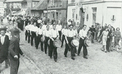 Bild vergrößern: Der Spielmannzug marschierte 1947 unter den Namen der Stadt Ratzeburg