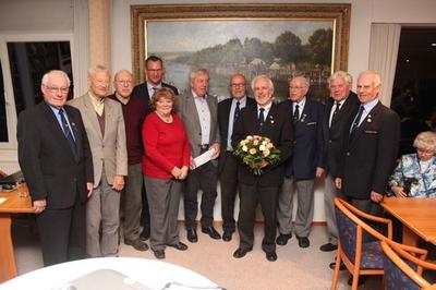 Prof. Dr. König (mit Blumenstrauß) aufgenommen in den Kreis der Ehrenmitglieder des RRC