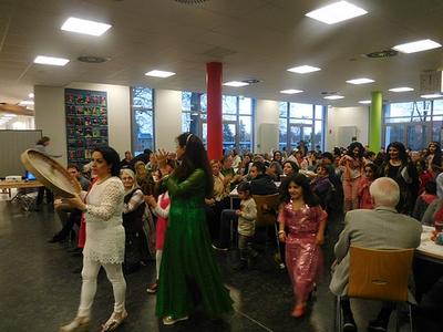 "Nouruz" - Ausgelassenes Begegnungsfest in der Lauenburgischen Gelehrtenschule