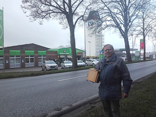 Bild vergrößern: Dr. Dirk Bade vom Ratzeburger Seniorenbeirat wirbt mit einer Unterschriftenaktion für eine sichere Fahrbahnquerung über die Schweriner Straße