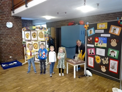Bild vergrößern: Bürgermeister Eckhard Graf besucht die Ausstellung zum großem Tierprojekt im städtischen Kindergarten, die die Kindergartenkinder selbstbestimmt ausgestaltet haben.