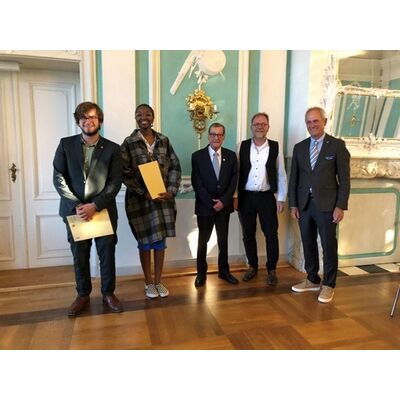 Lucca Rosenkranz, Vivian Ndubuisi, Ottfried Feußner, Peter Linnenkohl und Präsident Dr. Kai Möller (von links) bei der Verleihung des Preises »Jugend hilft Jugend«