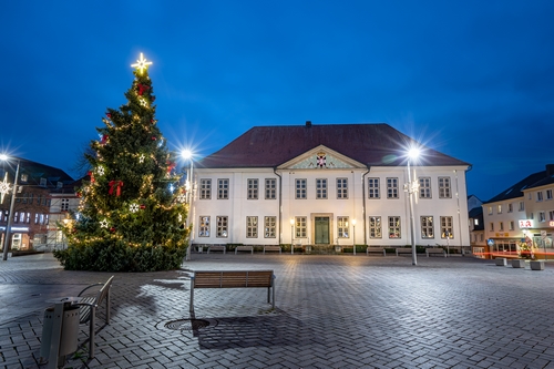 Bild vergrößern: Weihnachtsbaum auf dem Ratzeburger Marktplatz