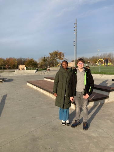 Vivian Ndubuisi und Paul Tessmer vom Ratzeburger Jugendbeirat sind beeindruckt vom Großspielplatz "Ripplay" in Ribe
