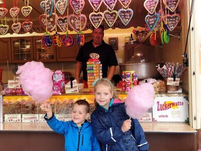 Hannes und Emma freuen sich auf leckere Zuckerwatte beim Ratzeburger Frühjahrsmarkt