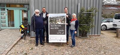 "Von Herzen, aus Idlib" - Wanderausstellung vor der Stadtbücherei Ratzeburg