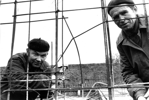 Bild vergrößern: Archivale 04/2023 - Fotos aus dem Nachlass von Hans-Jürgen Wohlfahrt: Polnische Bauarbeiter auf der Baustelle des Seniorenwohnsitz Ratzeburg (SWR)