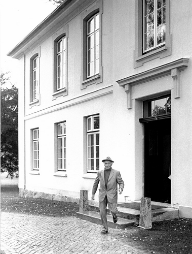 Bild vergrößern: Archivale 06/2023 - Fotos aus dem Nachlass von Hans-Jürgen Wohlfahrt: A. Paul Weber kurz vor der Eröffnung des Museums im September 1973
