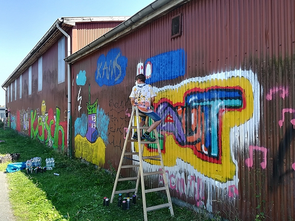 Bild vergrößern: Die große Wand der alten Bauhalle am Pillauer Weg diente als Kunstfläche für den ersten 'Graffiti-Contest' des Ratzeburger Jugendbeirates