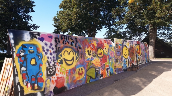 Bild vergrößern: Eine mobile Graffiti-Wand an der Ratzeburger Stadtbücherei wurde unter Anleitung eines Graffiti-Künstlers kreativ und bunt gestaltet.