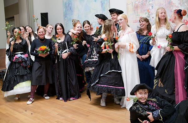 Bild vergrößern: Mit ihrer Vorführung barocker Tänze begeisterten die Jugendlichen im Ratssaal des Ratzeburger Rathauses.
