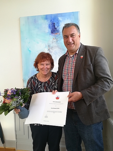 Ratzeburgs Plattdeutschbeauftragte Anngret Fenske erhält von Bürgermeister Eckhard Graf die Ernennungsurkunde für drei weitere Jahre in ihrem Amt