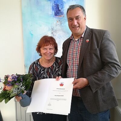 Ratzeburgs Plattdeutschbeauftragte Anngret Fenske erhält von Bürgermeister Eckhard Graf die Ernennungsurkunde für drei weitere Jahre in ihrem Amt