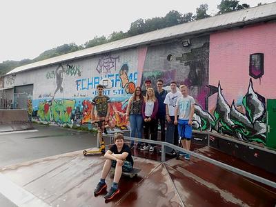 Bild vergrößern: Ratzeburger Jugendbeirat besucht mit Ratzeburger Skatern den Skatepark 