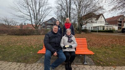 "Orange the World" - Eine Parkbank in Ratzeburg wird Teil der weiltweiten Kampagne "Stopp Gewalt gegen Frauen"
