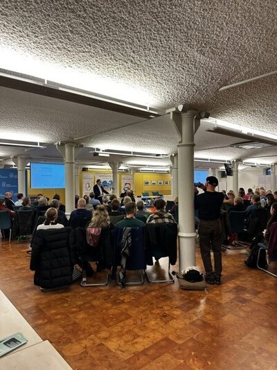 Ingo Funk, 2. Stellvertreter des Landrates, begr&uuml;&szlig;t die rund 100 Konferenzbesucher in der ,Malzfabrik' in Grevesm&uuml;hlen